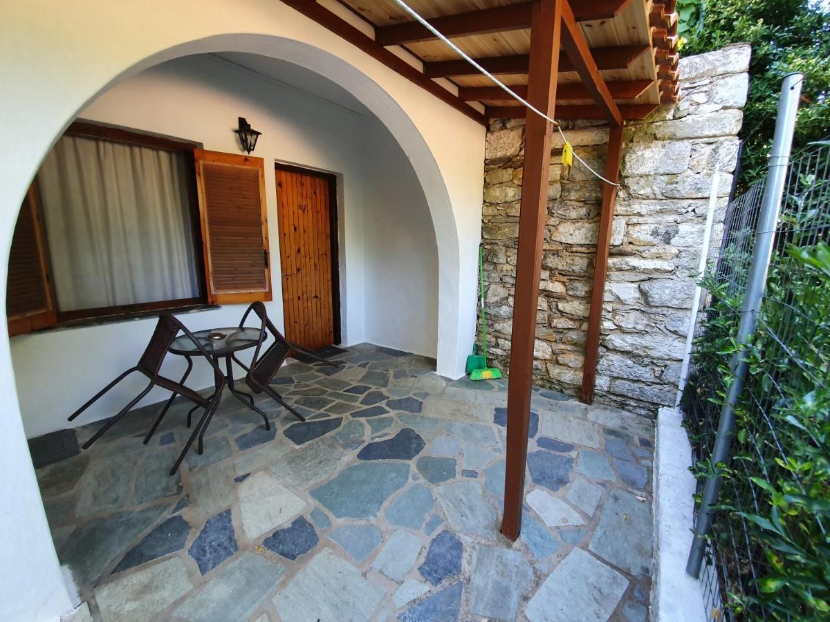 Dionisos Studios And Apts Skiathos Koukounaries Exterior photo