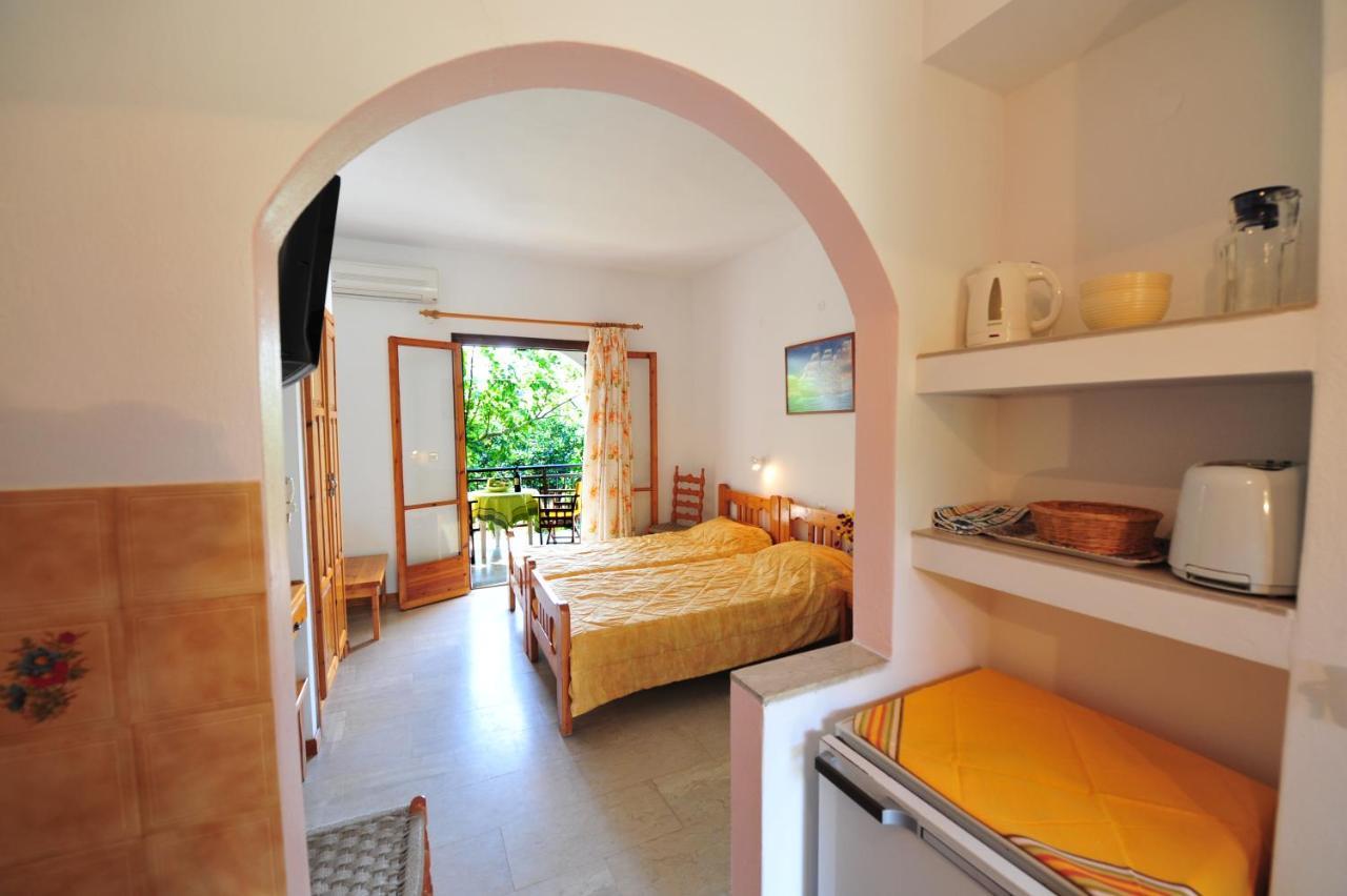 Dionisos Studios And Apts Skiathos Koukounaries Exterior photo